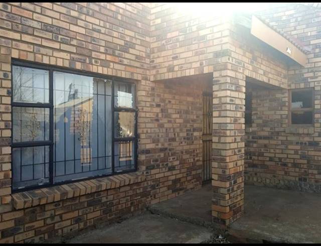 4 BEDROOM HOUSE FOR SALE IN SLOVOVILLE